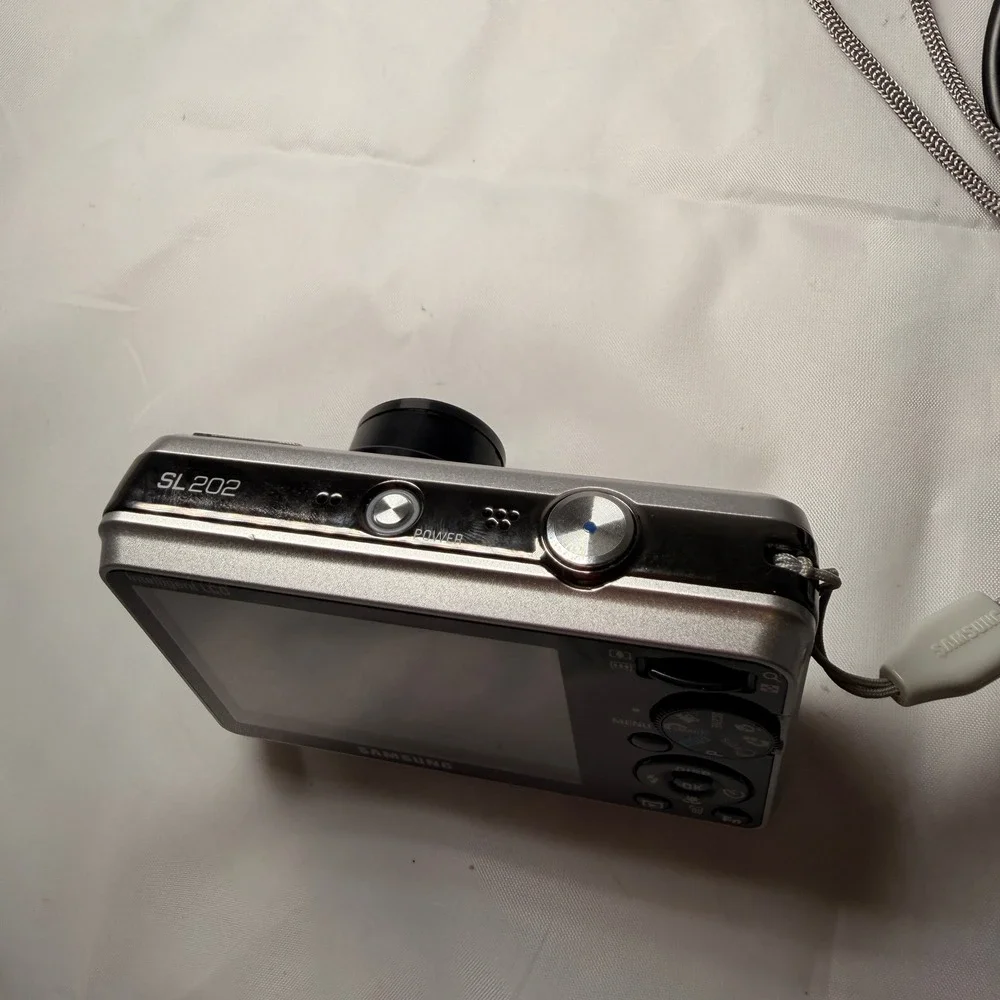 Samsung SL202 Digital Camera 10.2MP 3x Zoom Silver For Repair Bundle Powers On